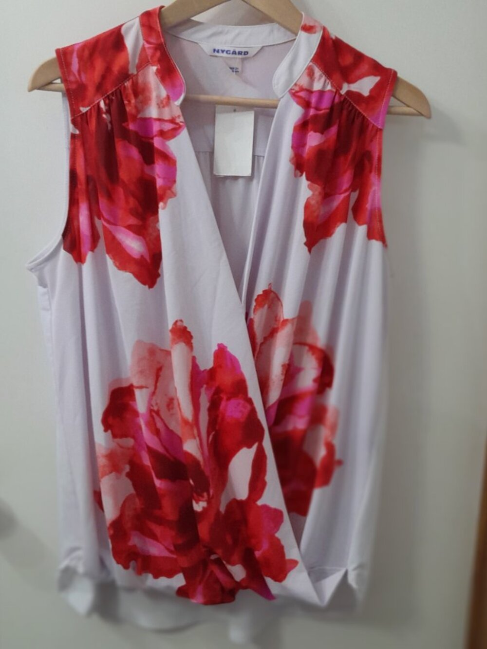 NWT NYGARD Sleeveless Women's Floral Blouse Top Faux Wrap Red & White V-Neckline